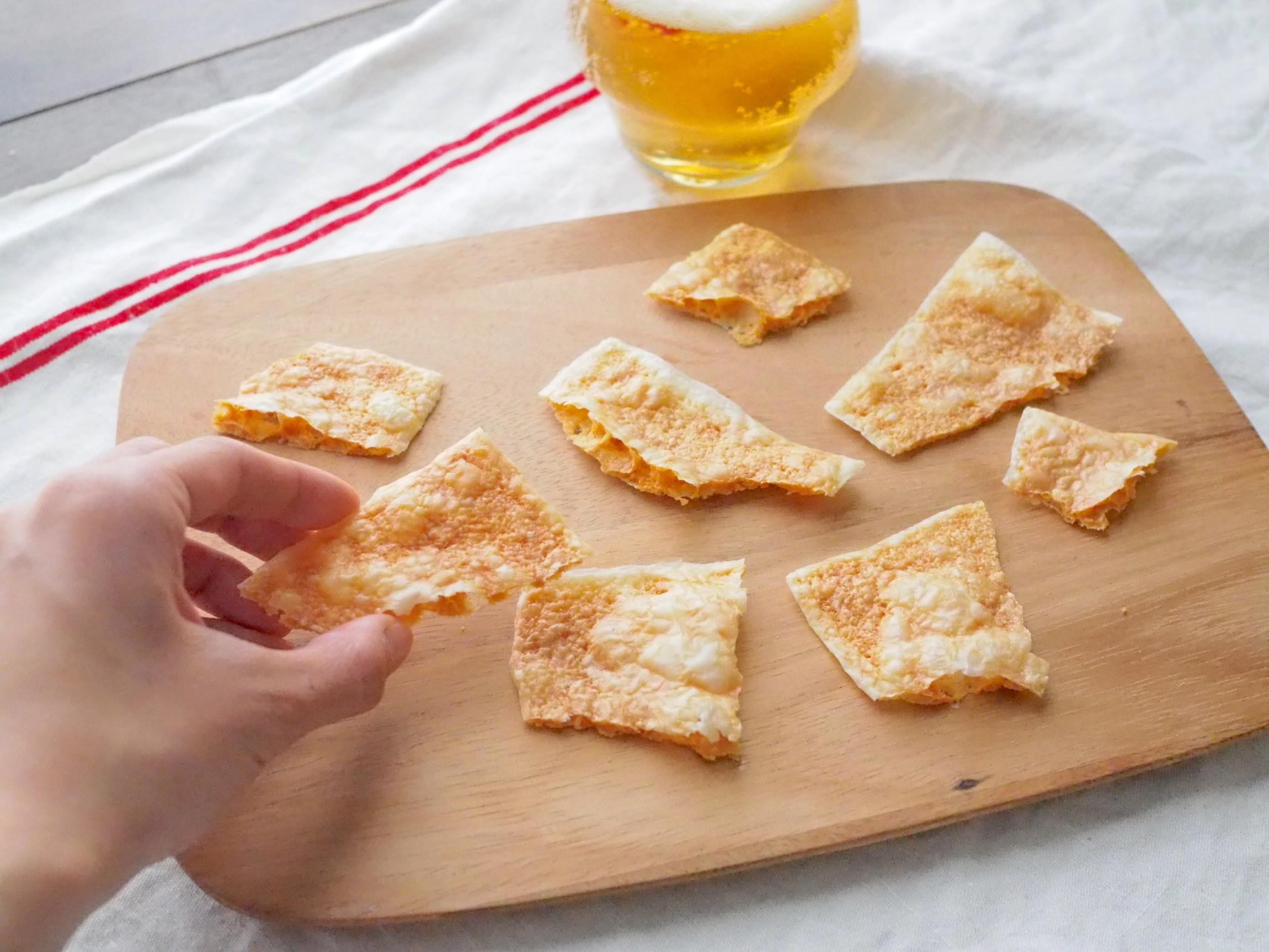 レンジとスライスチーズで簡単！「パリパリチーズ」のレシピ - macaroni