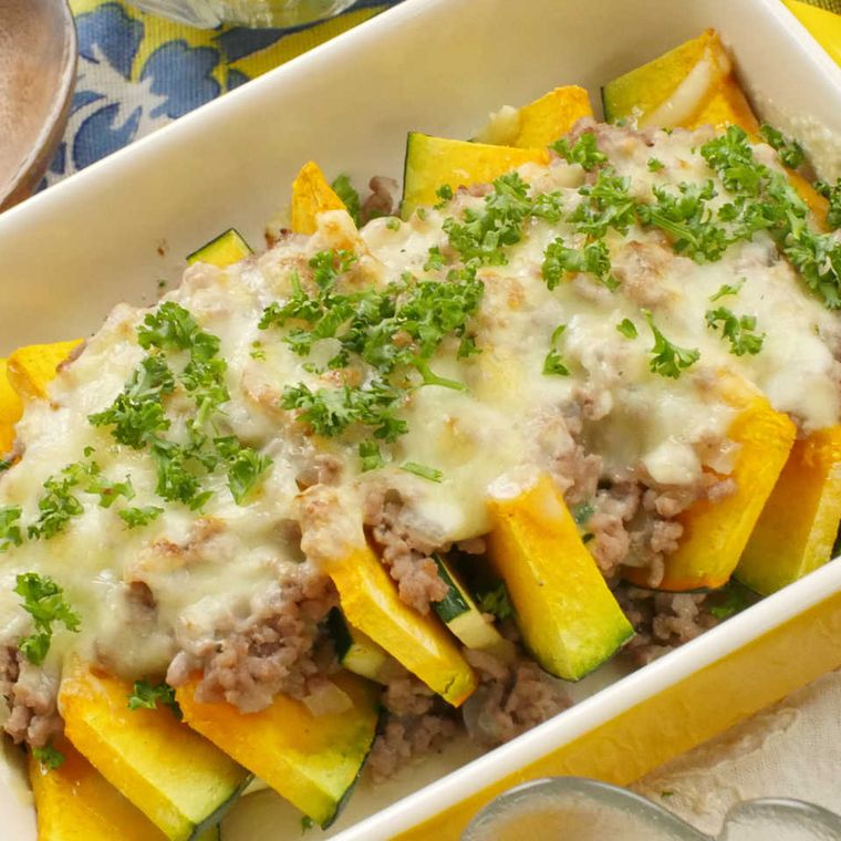 黄色いグラタン皿に入ったかぼちゃのミルフィーユ焼き