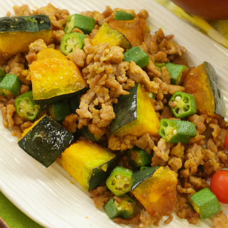 白い楕円型の皿に盛り付けたかぼちゃとオクラの豚ひき肉炒め