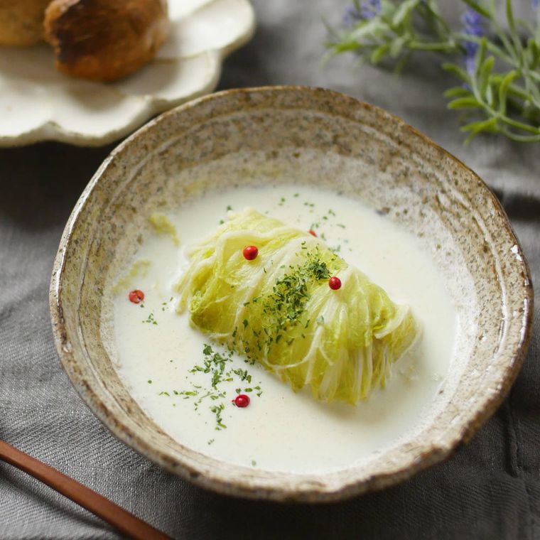 和食器に盛り付けたロール白菜のクリームスープ