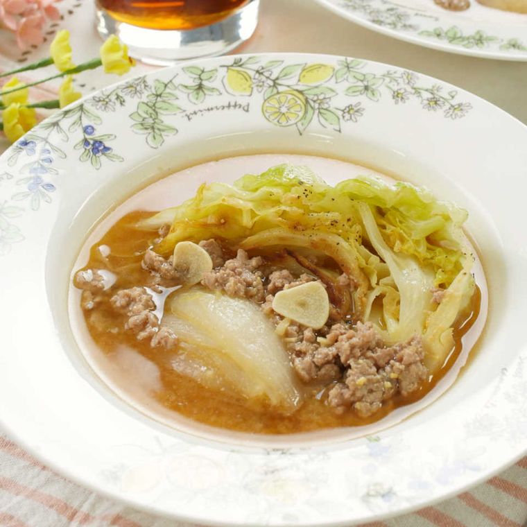 花模様入りのスープ皿に盛り付けたキャベツたまねぎと豚ひき肉のスープ