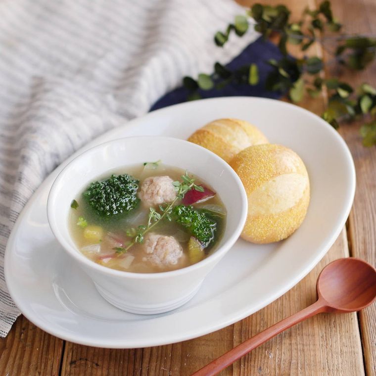 白いスープカップに入った鶏ひき肉とブロッコリーのスープ