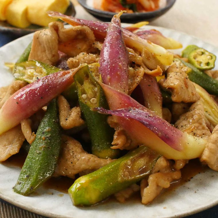 器に盛り付けたみょうがとオクラの豚肉炒め