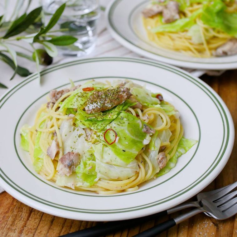 白い皿に盛り付けられた、サバ缶とキャベツのパスタ