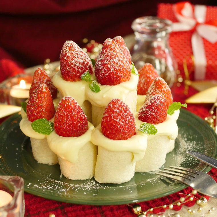 緑の皿に盛ってあるキャンドルケーキ