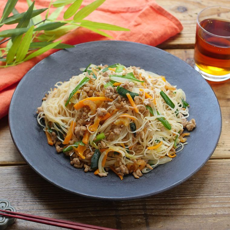 青い皿に盛られたビーフン