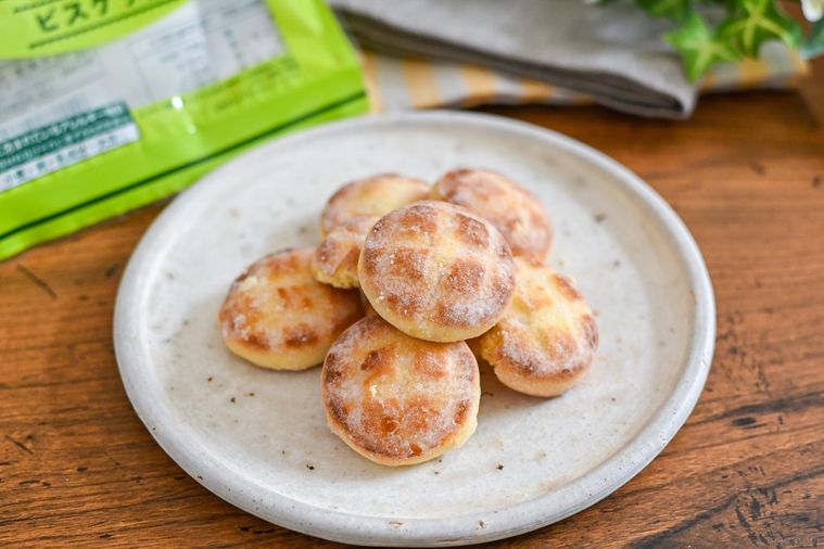 お皿にのったローソンのシャリシャリ食感のメロンパンビスケット