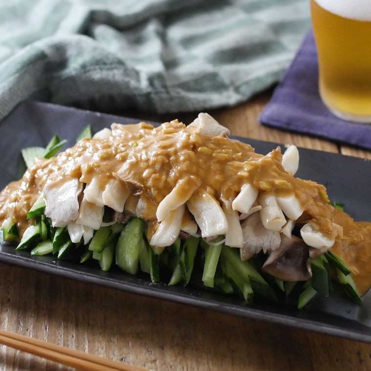 四角い長皿に盛られたバンバンエリンギ