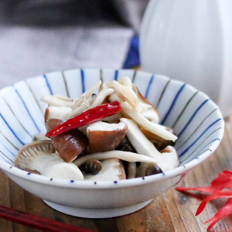 和食器に盛られたしめじとエリンギの浅漬け