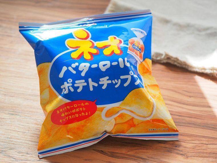 山芳 ポテトチップス ネオバターロール味のパッケージ