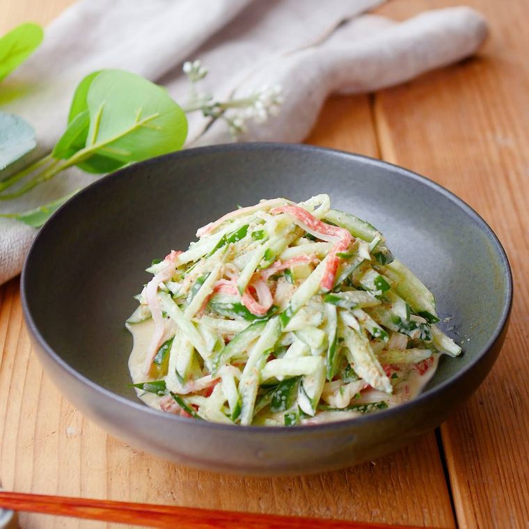 器に盛られた、 きゅうりとカニカマのごまマヨサラダ