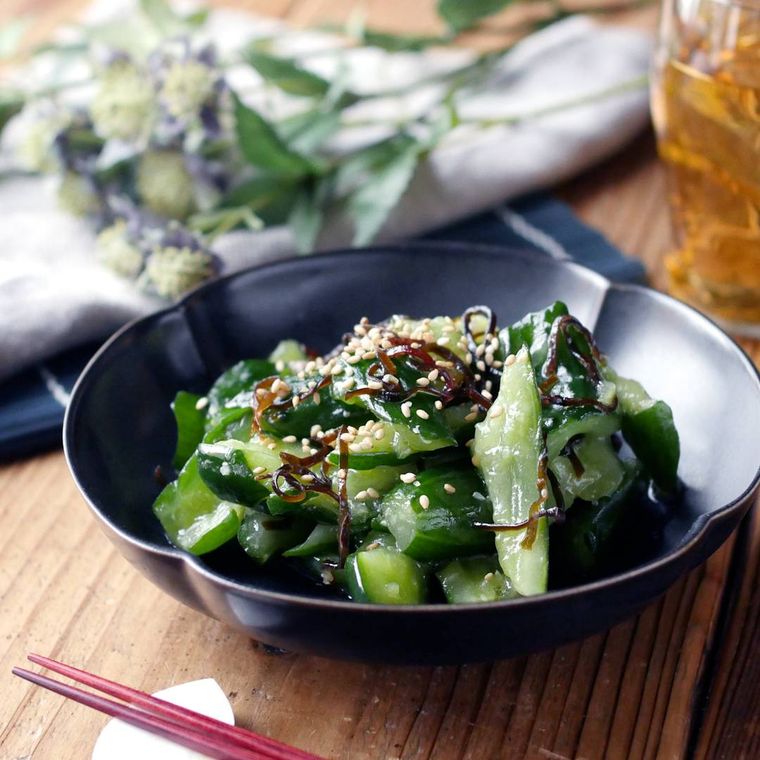 器に盛られたきゅうりの塩こんぶナムル