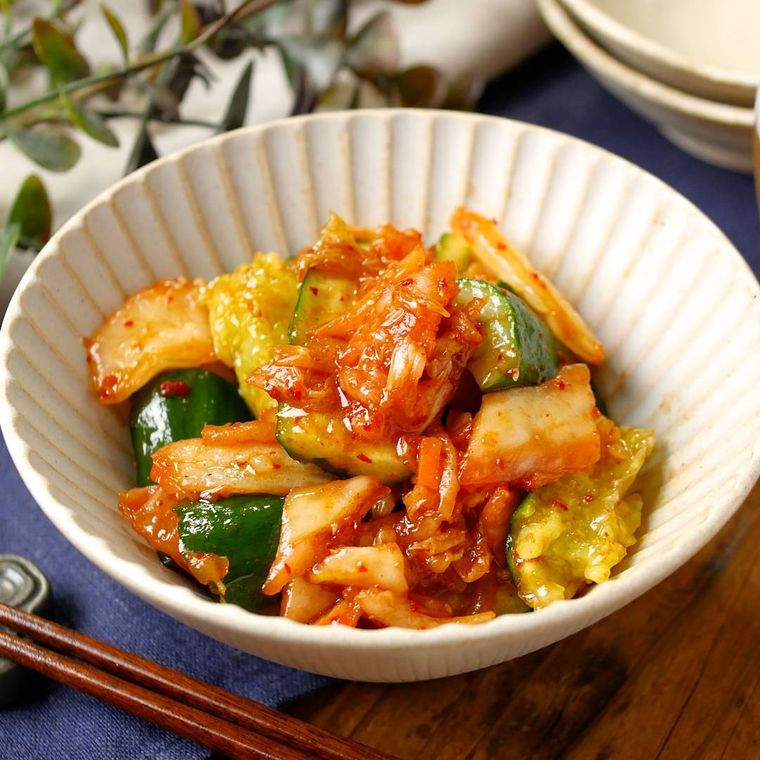 器に盛られた、 たたききゅうりのキムチ和え