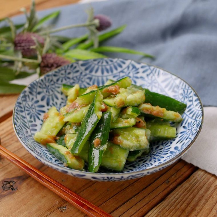 器に盛られた、たたききゅうりのさっぱり梅和え