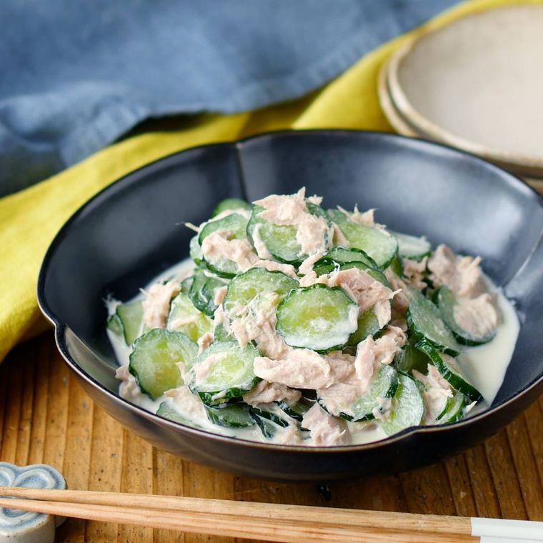 器に盛られた、 きゅうりのツナマヨサラダ