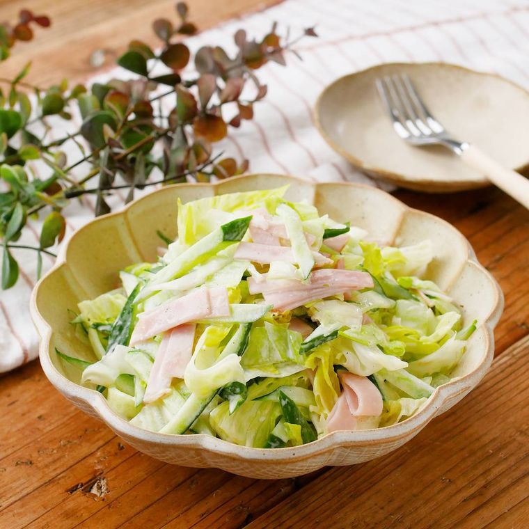 器に盛られた、 きゅうりとレタスのハムマヨサラダ