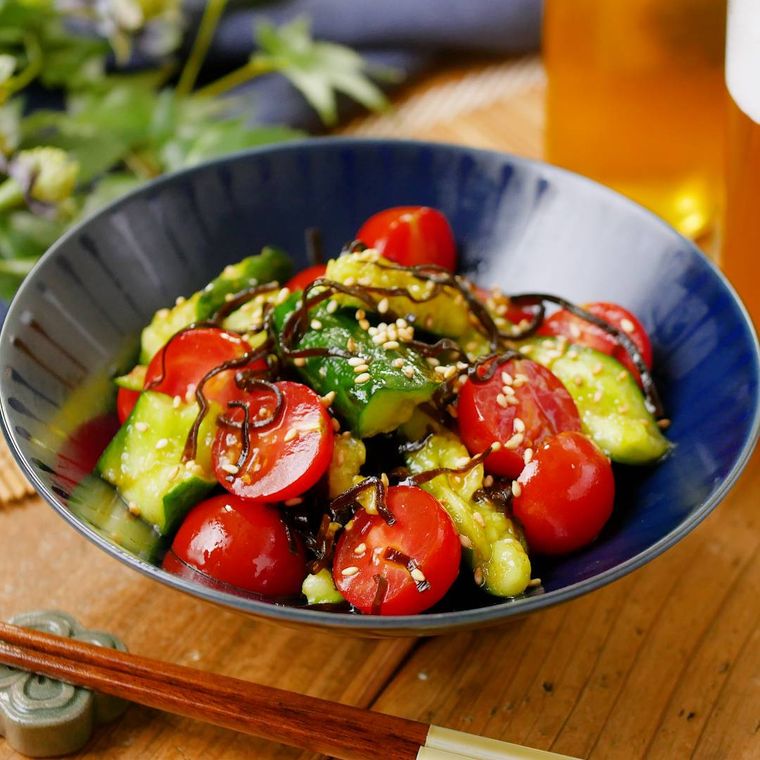 器に盛られた、きゅうりとミニトマトの塩こんぶ和え