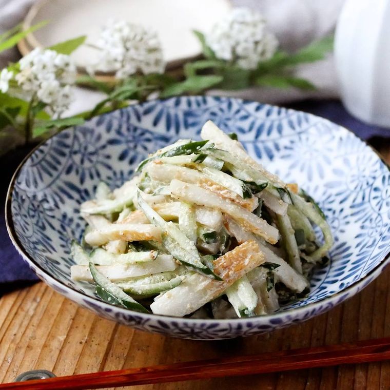 器に盛られた、 ちくわときゅうりのごまマヨサラダ