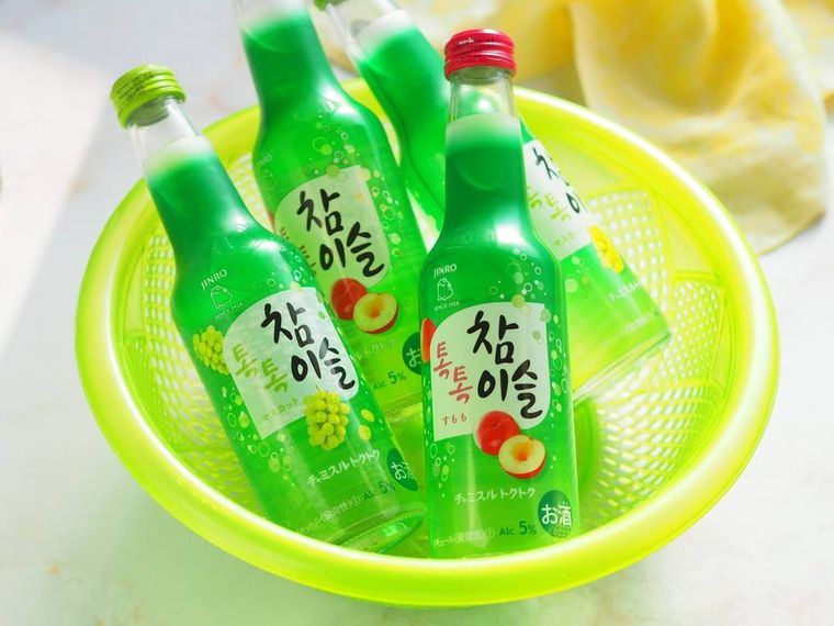 黄色いカゴに入ったチャミスルトクトク