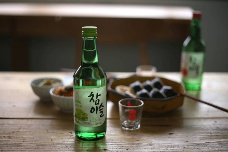 チャミスルのボトルやグラスなどが並ぶ様子