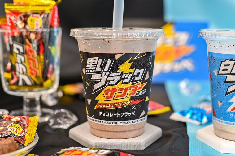 【2種実食】ブラックサンダーがファミマフラッペに!北海道限定の味も全国で味わえる♪の画像