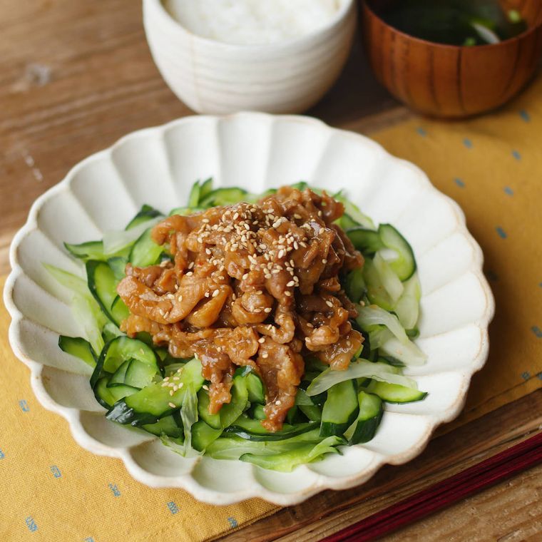 菊皿に入った豚こま肉ときゅうりの中華風サラダ