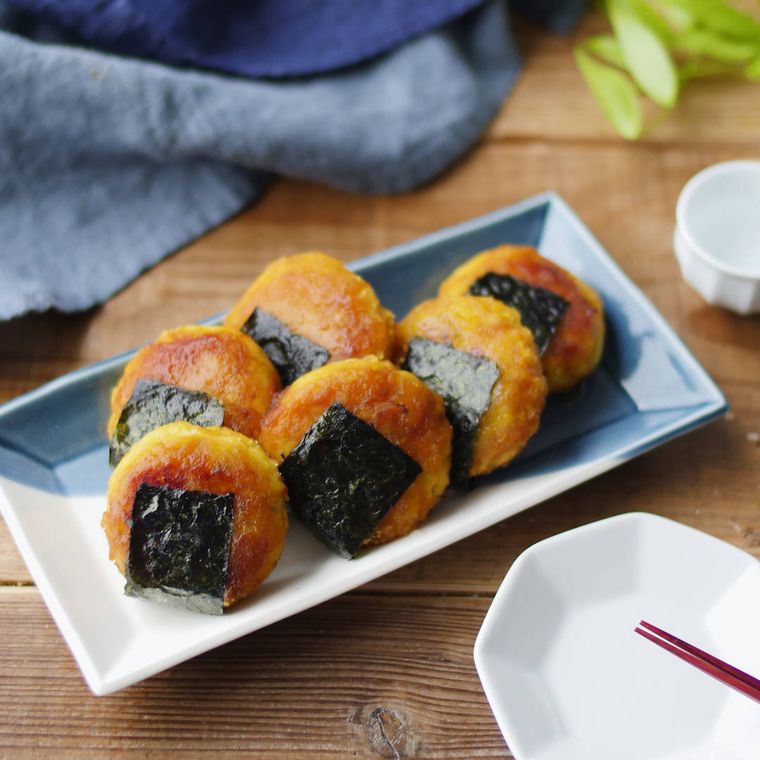白と青の長皿に盛り付けた海苔巻きさつまいも餅