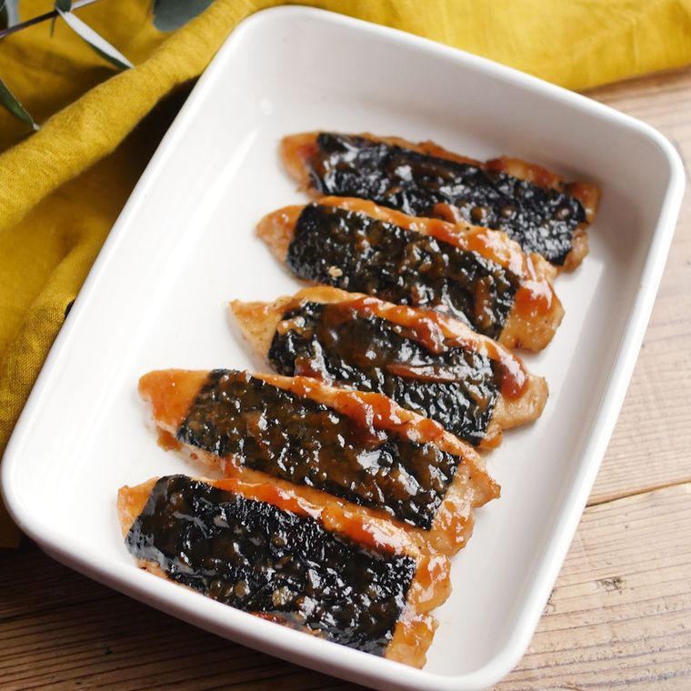 白いバットに並んだ鶏ささみの梅だれ海苔蒲焼き