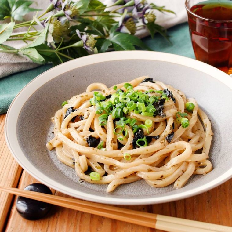 白色の丸皿に盛られた焼き海苔のガリバタ混ぜうどん