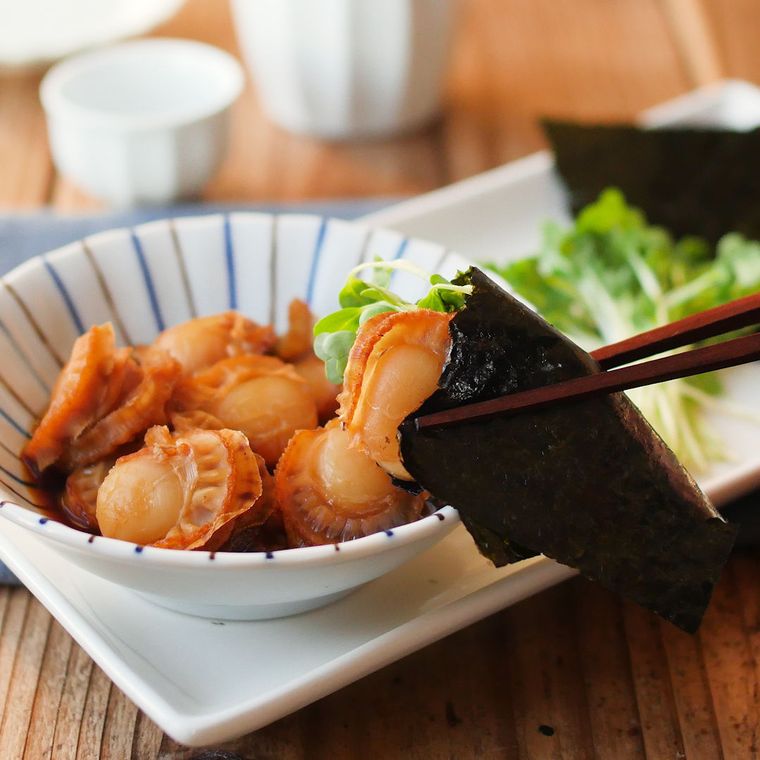 和食器に盛り付けたベビーホタテとかいわれ大根の海苔包み