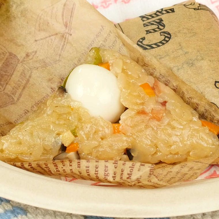 茶色いクッキングシートにのせたチャーシューで本格ちまき