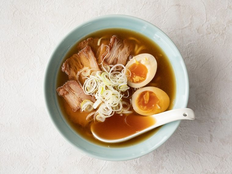 チャーシューやたまごがのっている醤油ラーメン