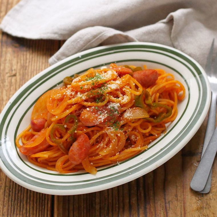 白い楕円形のプレート皿に盛られた、ウインナーと玉ねぎのナポリタン