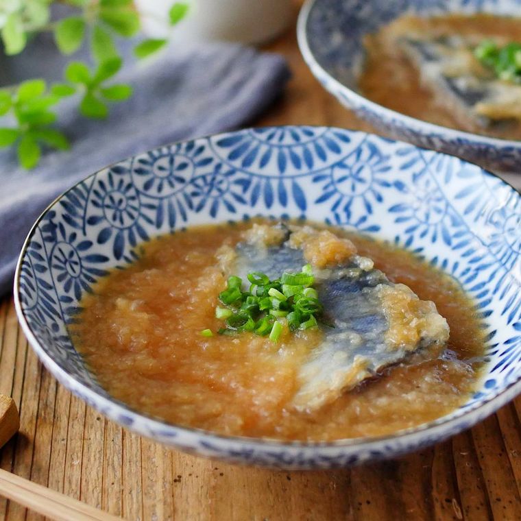 青い器に盛られたさばのみぞれ煮