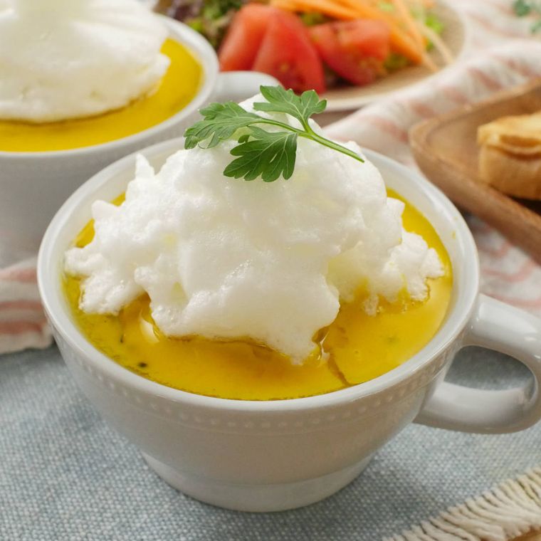 メレンゲを浮かべたかぼちゃの冷製スープがある食卓