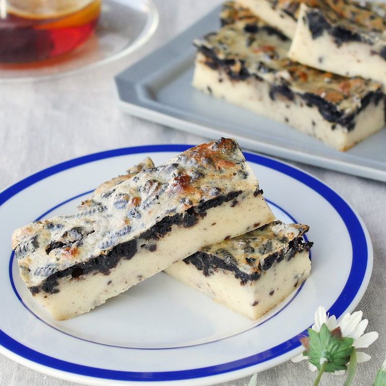 青い縁取りのある白い皿に盛られたスティックチーズケーキ