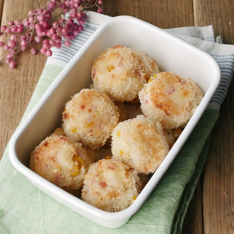 白い保存容器に入れられた揚げないベーコンチーズポテトコロッケ