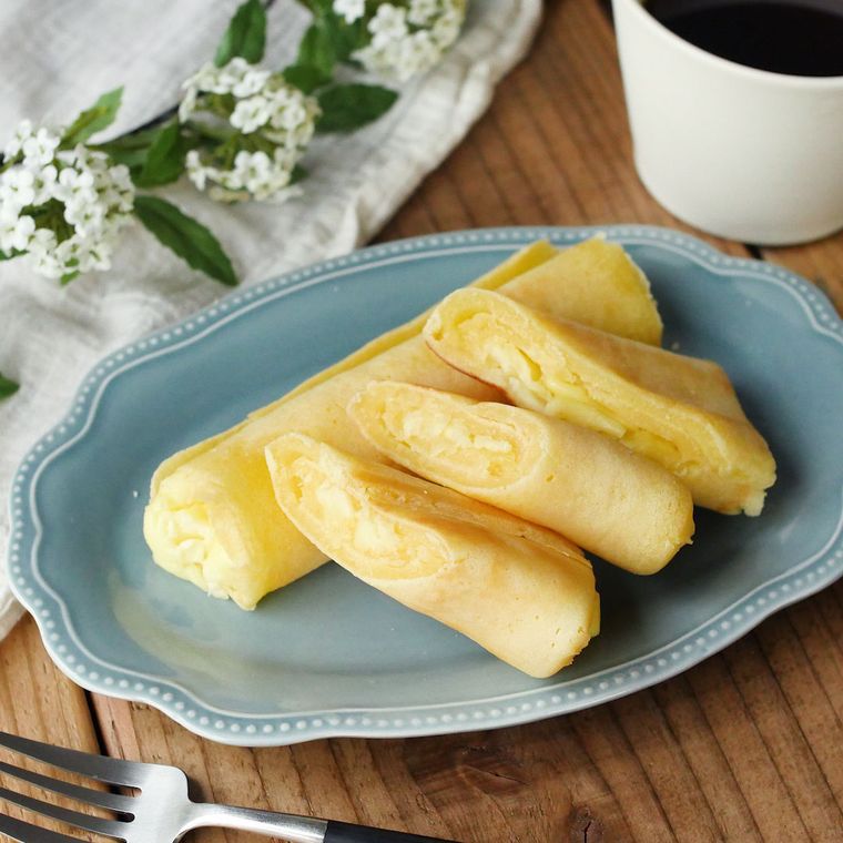 薄い藍色の皿に盛られたチーズワッフル