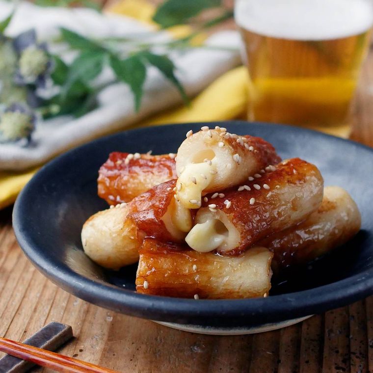 藍色の器に盛られたチーズちくわのしょうが焼き