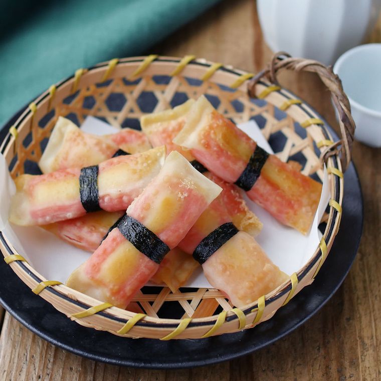 藍色の皿の上のカゴに盛られたカニカマチーズのパリパリ揚げ