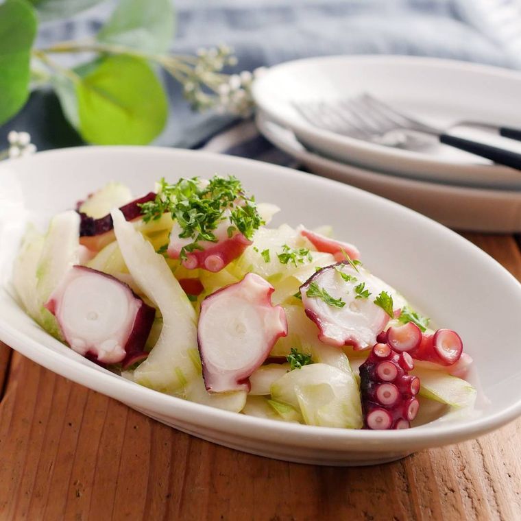 白い皿に盛りつけられたたことセロリのマリネ