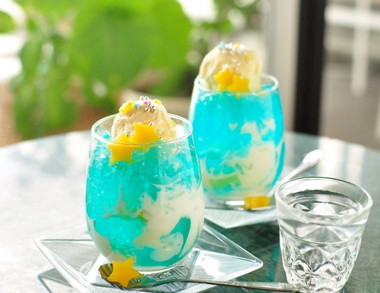 グラスに盛り付けられたフロート風七夕ゼリー