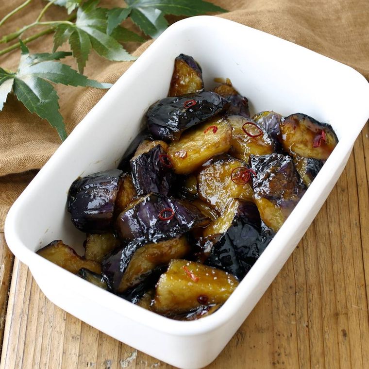 白色の容器に入ったなす南蛮