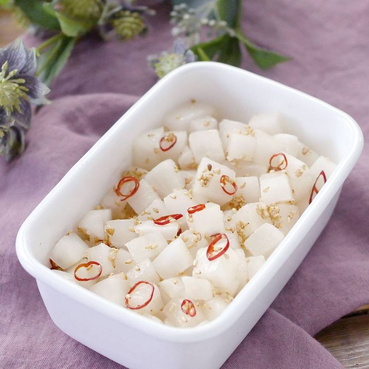 白色の容器に入ったうま塩大根漬け