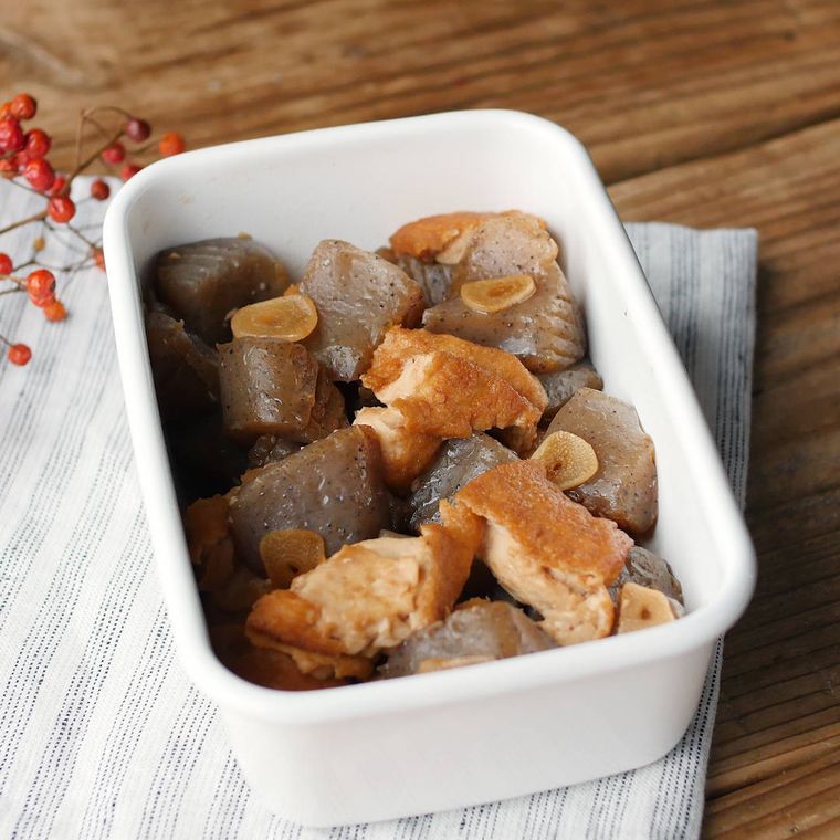 白色の容器に入ったこんにゃくと厚揚げの甘辛炒め