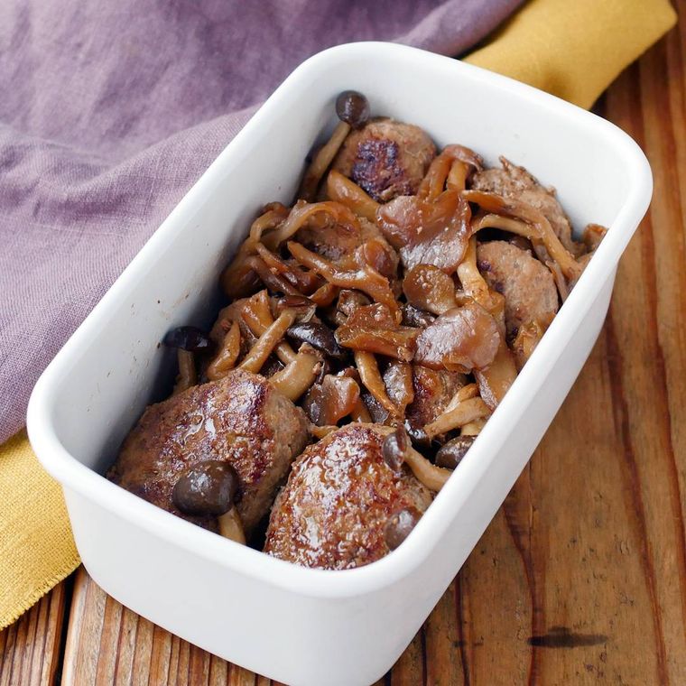 白色の容器に入ったきのこソースの和風ハンバーグ