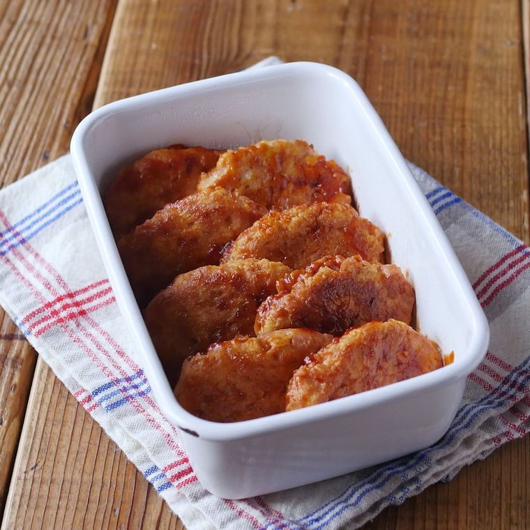 白色の容器に入った魚肉ソーセージのミニハンバーグ