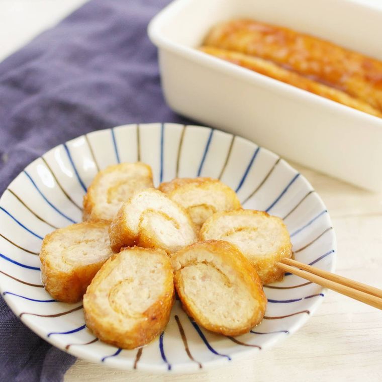 皿に盛られた油揚げの鶏ひき肉ロール