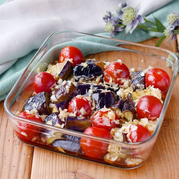 ガラスの容器に入ったなすとトマトの中華漬け