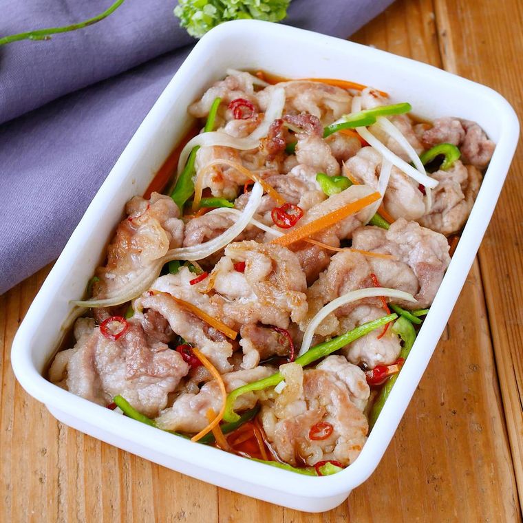 白色の容器に入った豚こま南蛮漬け